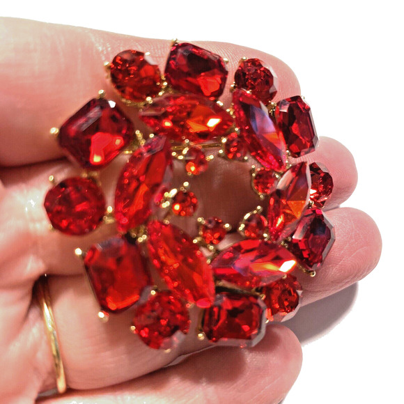 Red Rhinestone Wreath Brooch Gold Circle Statement Pin Classic Mid Century Look - Picture 6 of 6